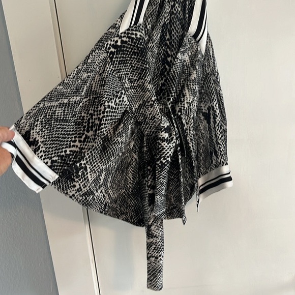 Express Snake Print Chain Tie Back Handkerchief Top - Picture 7 of 11